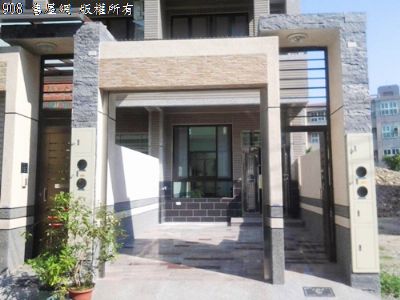 全新未入住五房透天別墅院前停車